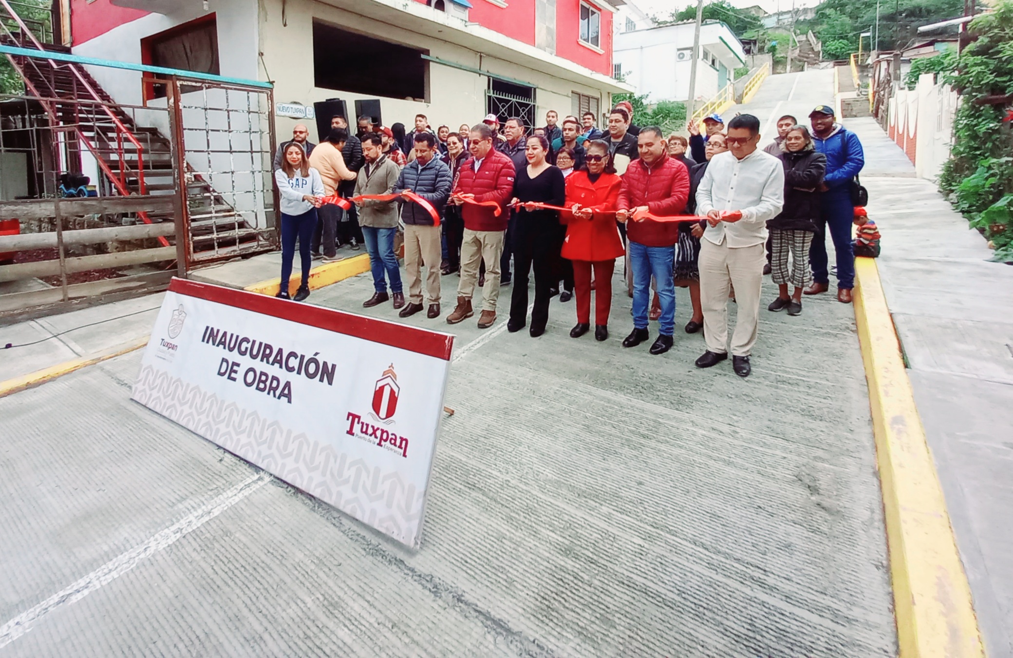 Quedó inaugurada la obra de pavimentación, guarniciones, banquetas y escalinatas de la calle Nuevo Tuxpan, de la colonia Álvarez