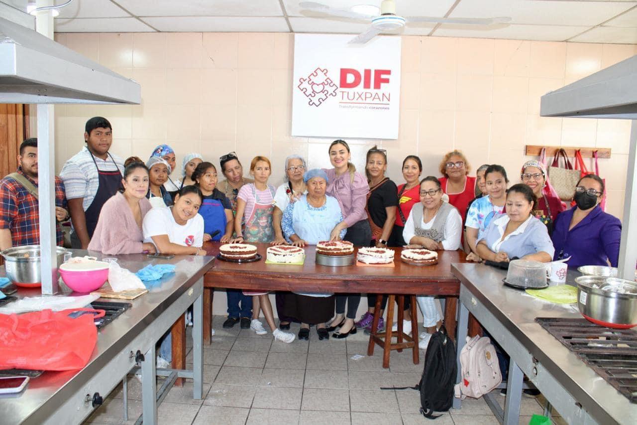 Exitosos cursos de repostería y manualidades en el DIF Tuxpan