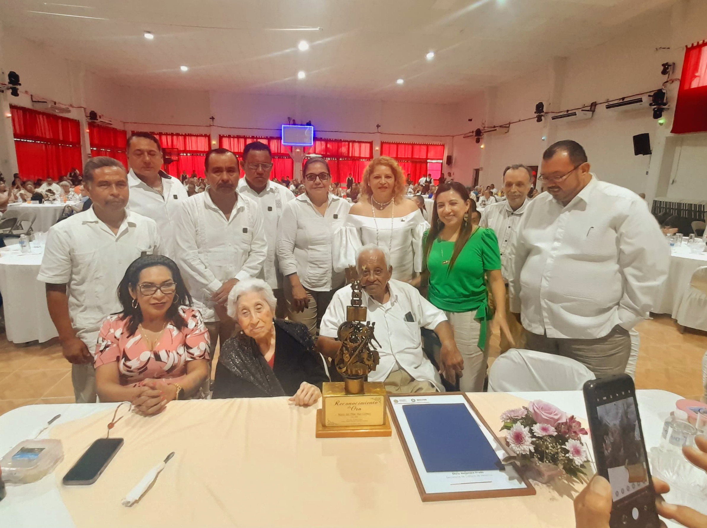 Recibe la Dra. Maria del Pilar Mar Gómez, un emblema Cultural de manos del Consejo, Cultural y Turistico de la Huasteca en Tuxpan