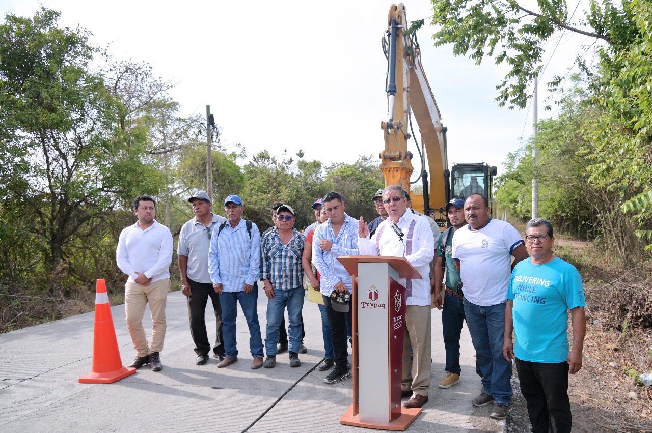 Alcalde José Manuel Pozos Castro dio el banderazo de inicio de las obras de pavimentación con concreto hidráulico en la Carretera Los Kilómetros y Camino a Juana Moza, que se realizan con recursos estatales.