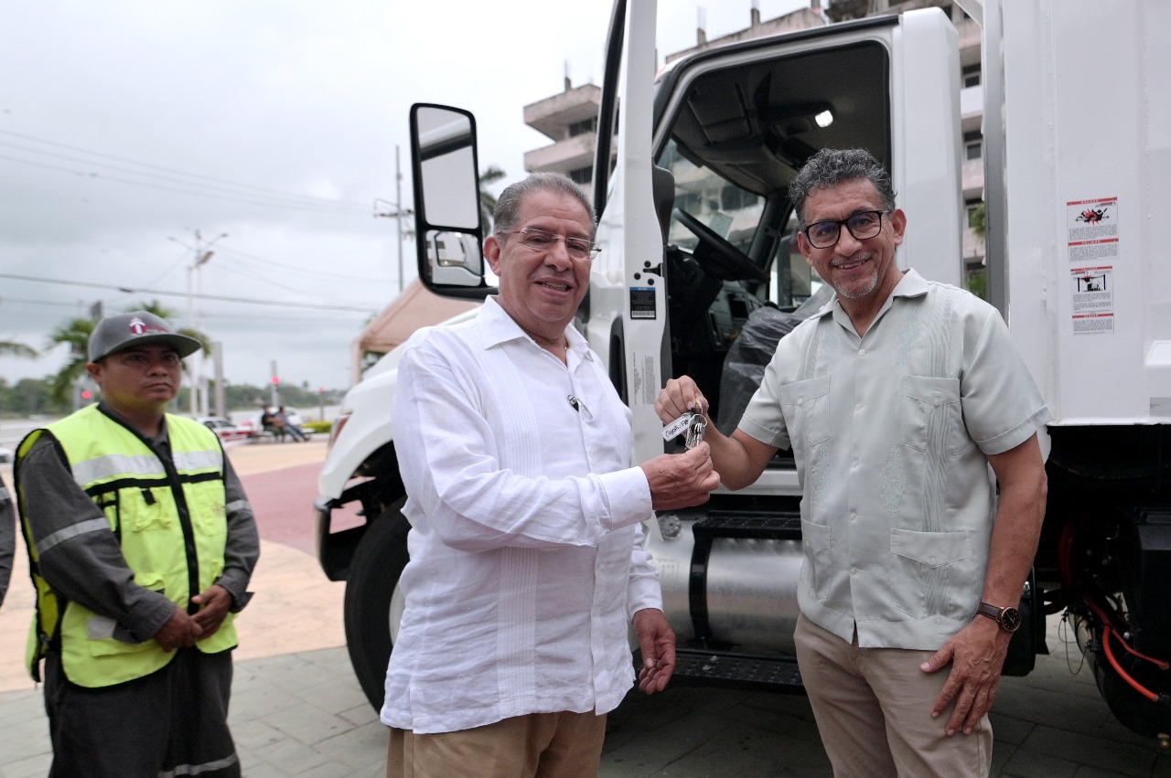 Nuevo camión compactador modelo 2025 se incorpora a la limpia pública de Tuxpan