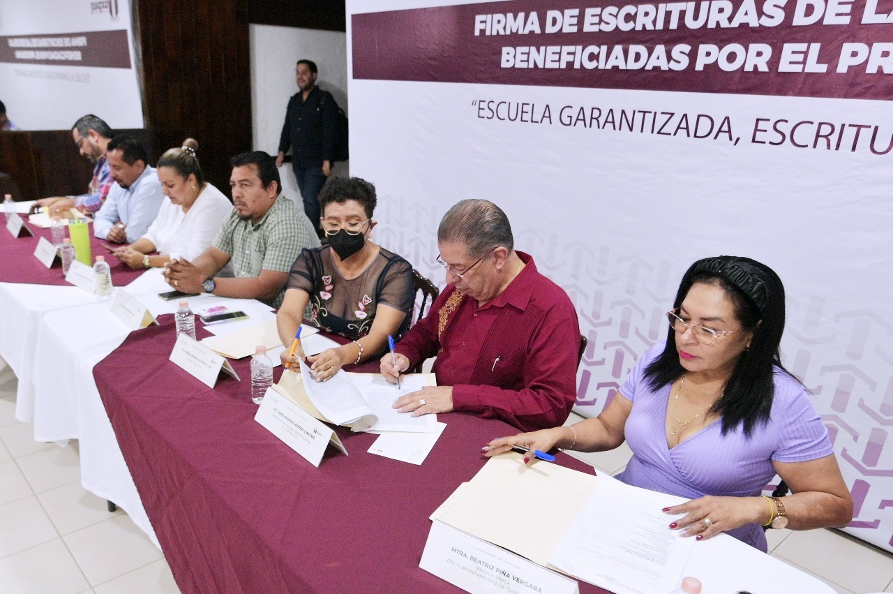 En Tuxpan se abaten rezagos de más de 113 años en materia de escrituración de escuelas