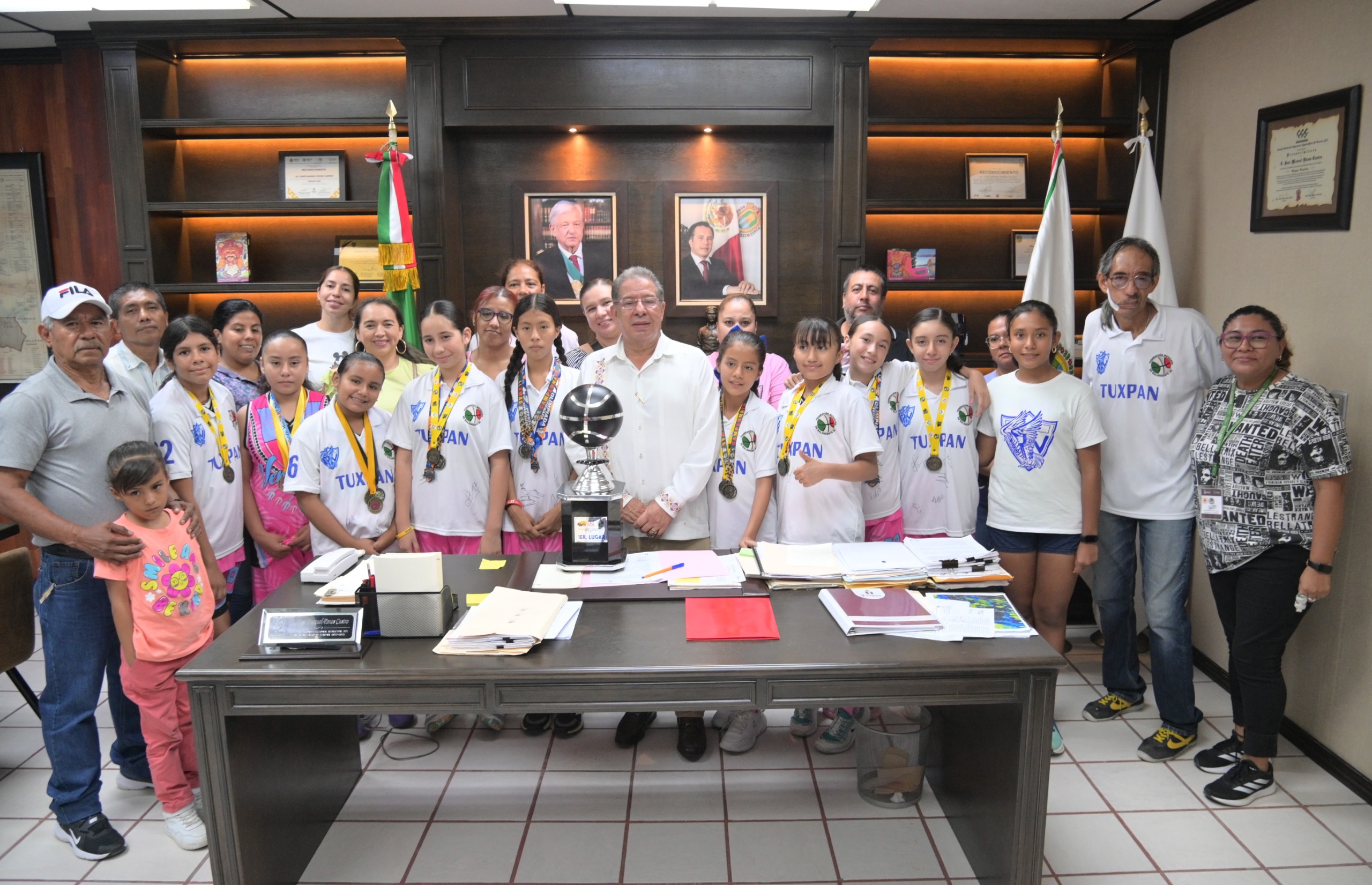 Alcalde José Manuel Pozos Castro felicitó a niñas tuxpeñas que representaron a Veracruz y lograron un campeonato nacional de básquetbol.